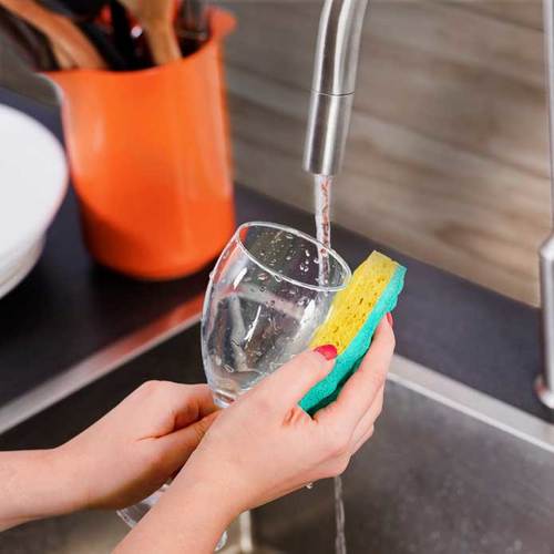 Jak można ułatwić sobie ręczne zmywanie naczyń?